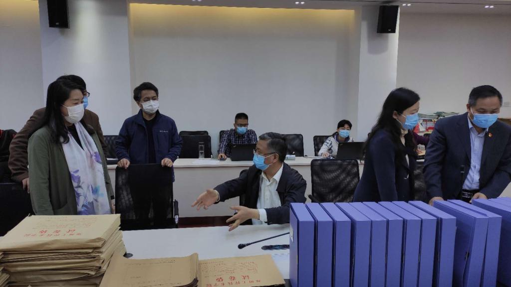 卢校长对评估工作细节与苏院长进行沟通