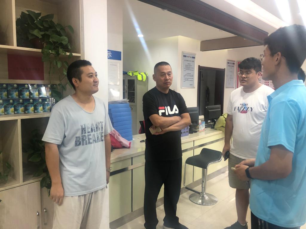 香山社区李书记和付老师现场指导同学们开展工作