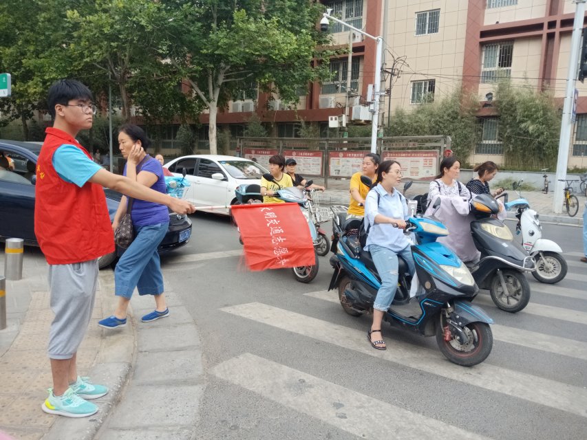 志愿者在路指挥非机动车辆