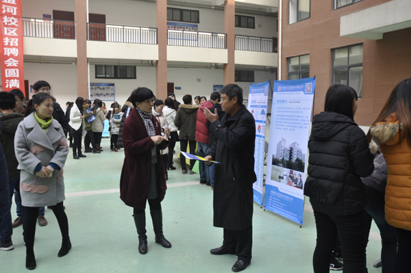 学校就业办领导与学院领导在现场查看用人单位情况