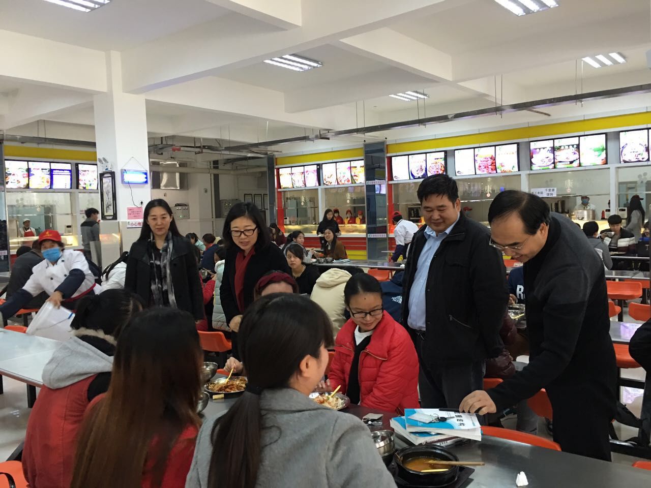 毛杰校长一行在餐厅调研