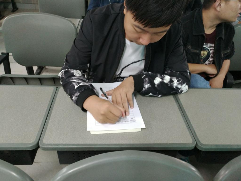 学生在承诺书上签字