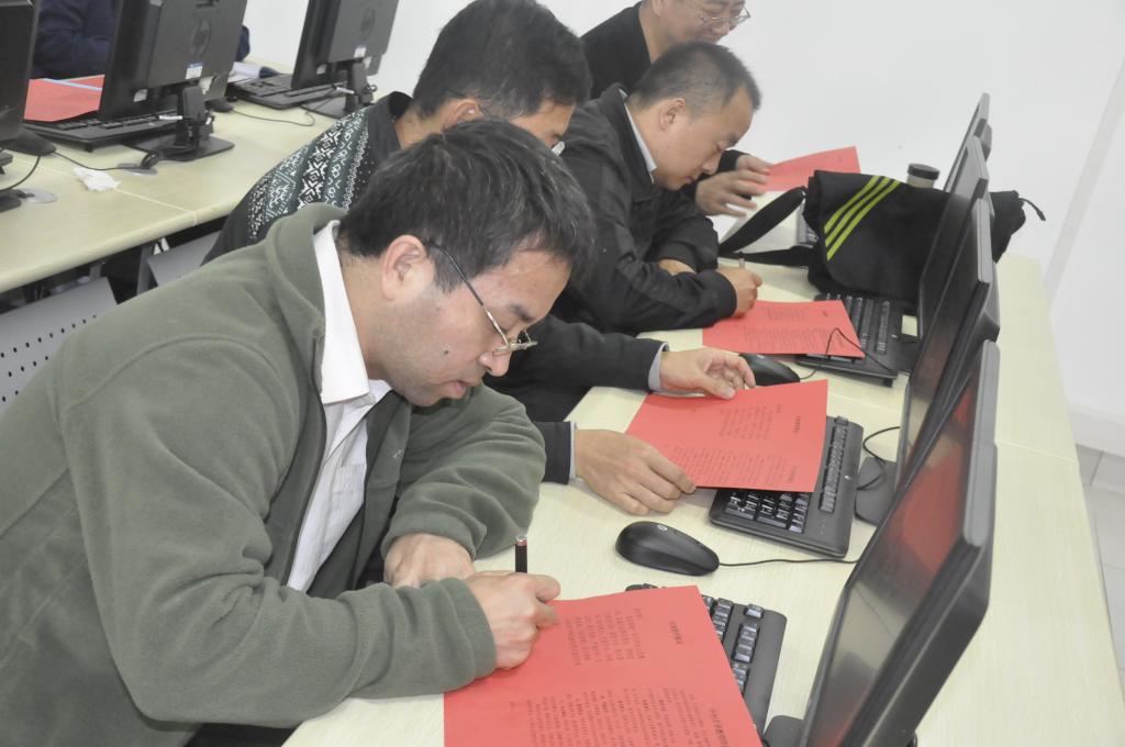 老师们在承诺书上签字