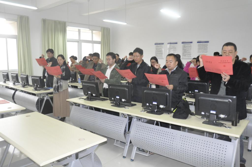 全体教师在苏院长带领下进行宣誓